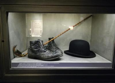 موزه چارلی چاپلین، مردی کوتاه قامت با عصا و کلاه مشکی، سوئیسبه دنیای چاپلین خوش آمدید